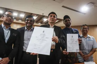 State Local Government, Town and Country Planning Committee chairman H’ng Mooi Lye (centre) said operators would be given a two-month grace period to apply for licences, after which enforcement action would be taken. NSTP/AURIS FAQRURAZZI