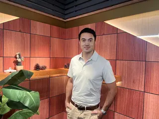 班傑上節目分享人生中的奇聞逸事。圖／年代提供