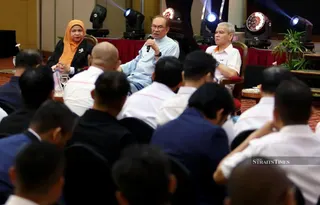 Prime Minister Datuk Seri Anwar Ibrahim (centre) answers questions during the Prime Minister’s Engagement Session with FELDA’s senior management and managers in Bangi. Also present were Federal Land Consolidation and Rehabilitation Authority (FELDA) chairman Tan Sri Ahmad Badri Mohd Zahir (right) and FELDA director-general Datuk Dr Suzana Idayu Wati Osman (left). - NSTP/MOHD FADLI HAMZAH
