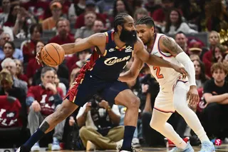NBA球星哈登（左）据报道已同意与克利夫兰骑士续约三年。 （路透社档案照片）