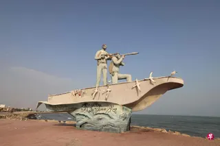 在伊朗阿巴斯港海滨，矗立着一座面朝波斯湾与霍尔木兹海峡的标志性景观雕塑。 （法新社）