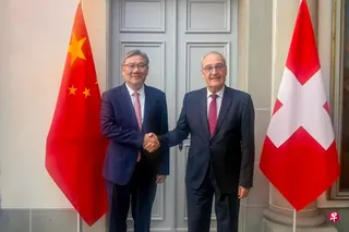 瑞士联邦主席兼经济、教研部长帕姆兰（Guy Parmelin，右）星期四（8月20日）在伯尔尼会见中国商务部部长王文涛，共同宣布完成中国—瑞士自由贸易协定升级谈判。 （取自中国商务部官网）