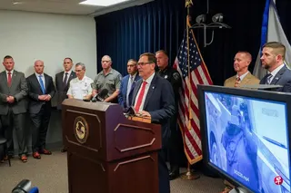 美国司法部8月20日宣布逮捕并起诉涉嫌策划袭击纽约州议会大厦的35岁女子。这名女子被发现多次前往州议会大厦踩点。 （路透社）