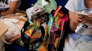 两女孩买三票空座放零食 铁路局：人没上车无座位使用权