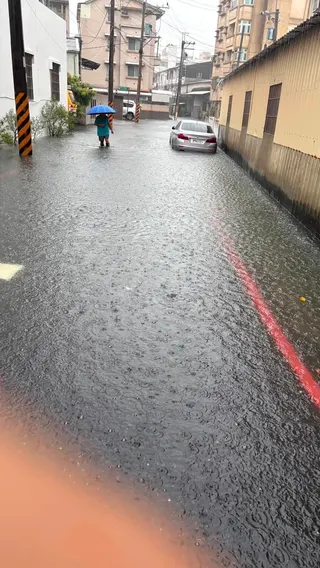 台南仁德區多處出現積淹水災情。（翻攝郭鴻儀臉書）