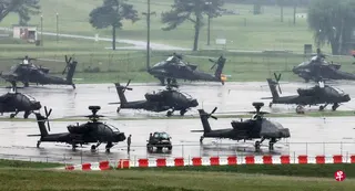 8月21日，美国陆军AH-64“阿帕奇”攻击直升机停放在韩国的平泽汉弗莱斯营地。 （路透社）