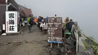 日七岁童爬富士山累哭 父将他遗弃半山继续登顶被批