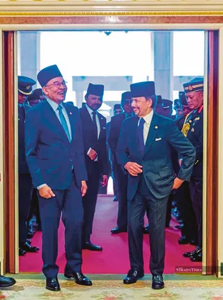 Prime Minister Datuk Seri Anwar Ibrahim and Brunei Sultan Sultan Hassanal Bolkiah have agreed to deepen defence cooperation through greater military exchanges and training, while strengthening collaboration under Asean-led defence mechanisms. – NSTP pic