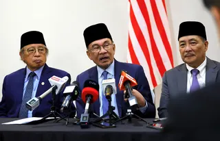 Prime Minister Datuk Seri Anwar Ibrahim at a press conference at Brunei International Airport. Also present were Sarawak Premier Tan Sri Abang Johari Tun Openg (left) and Sabah Chief Minister Datuk Seri Hajiji Noor (right). BERNAMA PICRUSHDAN MANAN
