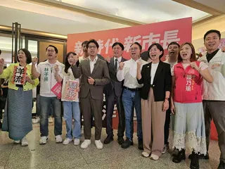 民進黨台北市長參選人沈伯洋（左四）早上到南港玉成公園後，再趕赴中正區參加律師後援...