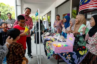 Raimi Ab Rahim, who represents Prime Minister Datuk Seri Anwar Ibrahim, delivers a small contribution and warm greetings to everyone at Taska As Sakeenah. ANWAR IBRAHIM FB PAGE