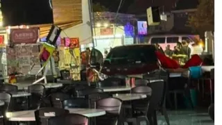 马国轿车误闯美食坊 女子阻司机离开遭铁栏压死