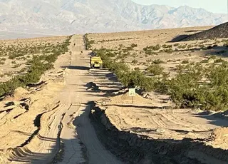 圖為遇難者想要抵達的惡水路（Badwater Road），當天死亡谷的氣溫最高達...