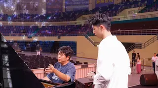林亭翰（右）擔綱音樂總監，與國際鋼琴大師郎朗（左）深度合作。海上月光仲夏夜音樂會提供