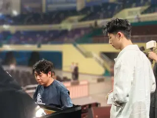 林亭翰（右）現場感受郎朗（左）演奏魅力。（圖／海上月光仲夏夜音樂會提供）