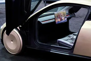 特斯拉無人計程車Cybercab於2024年11月21日在洛杉磯車展上展示的內裝...