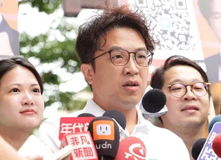 民進黨台北市長參選人沈伯洋今天到中山區濱江市場拜票前受訪。記者潘俊宏／攝影