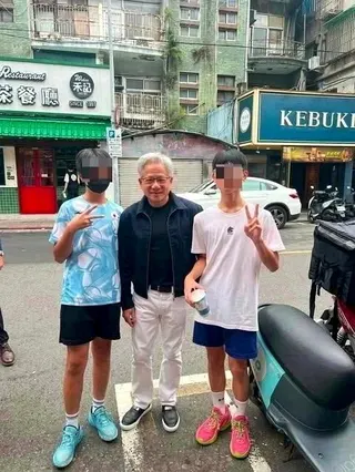 一位在台北街頭幸運「捕獲」野生黃仁勳的父親，曬出自家兒子與科技大佬的燦笑合影。（...
