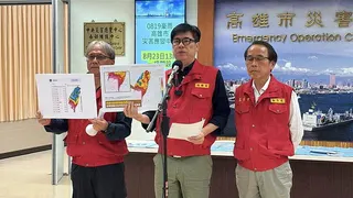 高雄為何連兩天停止上班上課，市長陳其邁(中)今晚在災害應變中心會議後手持雨量表解...