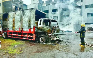 台南市安南區海佃路二段火警因未掌握堆置的廢棄物特性，救火過程中多次爆炸，波及附近...