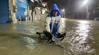 暴雨狂襲，南高屏淹水嚴重，高雄典寶溪水位快速暴漲，雨水來不及宣洩，蚵仔寮嘉展路民...