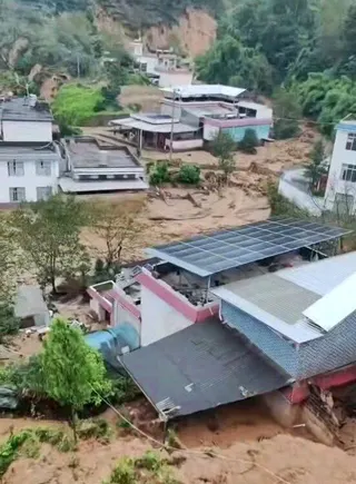 雲南省臨滄市鳳慶縣23日遭遇持續強降雨，鳳山鎮安石村、水箐村分別發生土石流及山崩...