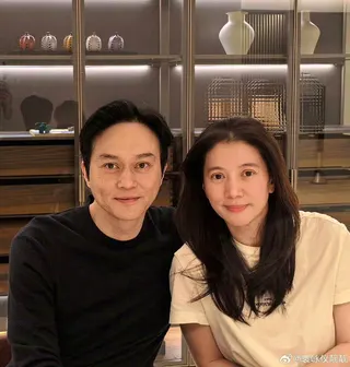 袁詠儀（右）和張智霖結婚多年，育有一子。（取材自微博）