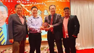 李强光（右2起）赠送纪念品予刘培顺，右为涂镇霖，左为前会长涂睿光。
