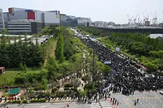 2026年4月23日，南韓平澤的三星電子晶圓廠外，工會成員舉行大規模集會，要求取消績效獎金上限。資方最後成功離間半導體部門和數位轉型部門，罷工因此結束。（法新社）
