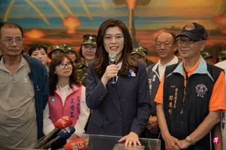 星期天（8月23日）是八二三炮战68周年，台湾在野的国民党主席郑丽文（手持麦克风者）跨海赴金门参加纪念活动并发表谈话，喊话总统赖清德应尊重宪法与立法会，停止以“两国论”扭曲宪法精神。 （国民党官网）