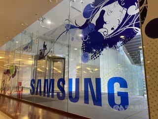 圖為首爾三星電子辦公大樓內部展示牆面。（中央社檔案照片）
