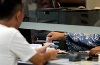 NRD advises the public to postpone non-urgent MyKad replacements and exchanges during the transition to the new-generation identity card. NSTP/FILE PIC