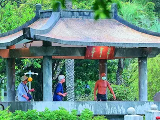 內政部公布2025年簡易生命表，台灣人去年平均壽命達91.27歲。圖為在公園涼亭...