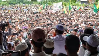 难民团体罗兴亚人联合委员会周二在社交媒体面子书，发布缅甸罗兴亚难民举行集会抗议的画面。（图取自罗兴亚人联合委员会面子书帐号）