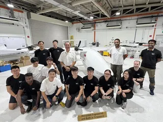 南洋理工大學機械與航空工程學院教授James Wang（後排左三），擁有超過30年航空產業工作經驗，25日接受中央社訪問表示，未來可能存在船到船、船到地及地到船等不同型態的運貨需求，電動垂直起降飛行器（eVTOL）有望成為新的運輸方式之一。中央社記者吳昇鴻新加坡攝　115年8月25日