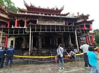 指南宮除一、二樓木造部分付之一炬，寶殿前兩座石獅子也被大火燒毀。(記者林麗玉／攝...