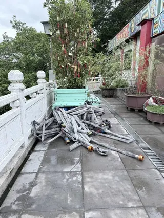 台北市文山區指南宮昨晚失火，搶救時使用的水龍帶留在廟前一角。(記者蔡愷恆攝)