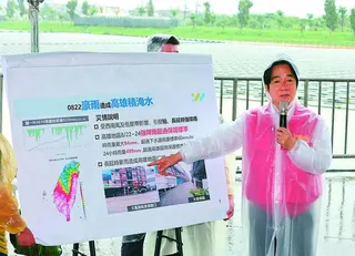 台灣南部連日豪雨成災，賴清德總統25日套上雨衣赴高雄勘災表示，不要遇到淹水就責備...