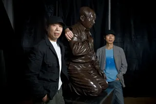 高兟、高强和他们的作品《下跪忏悔的毛》，2009年摄于北京。