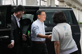 Chief Executive John Lee visits Un Chau Estate in Cheung Sha Wan. Photo: Karma Lo