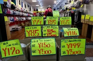 Japanese retailers are seeking new ways to hedge against rising import costs as the yen’s prolonged weakness puts growing pressure on businesses.