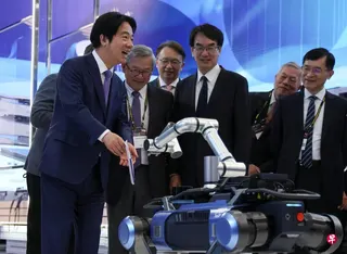学者认为，目前尚难判断台湾总统赖清德的声望、施政评价与民进党好感度同步回升，是短期效应还是稳定趋势。图为赖清德（左一）今年6月出席一年一度的台北国际电脑展（Computex）。 （路透社）