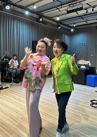 白冰冰現身翁倩玉演唱會綵排，兩人好交情在台上台下都展露無遺。（大大娛樂提供）
