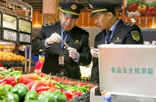 2024年2月1日，在中國東部江蘇省海安市的一家超市裡，市場監管人員使用食品安全檢測設備檢測蔬菜和其他食品中的農藥殘留。