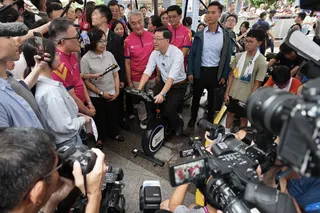 Chief Executive John Lee visits Un Chau Estate in Cheung Sha Wan. Photo: Karma Lo