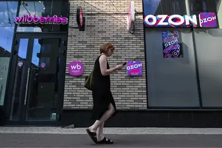 2026年8月5日，俄羅斯莫斯科，俄國兩大電商平台Wildberries、Ozon的取貨店毗鄰而設。（法新社）