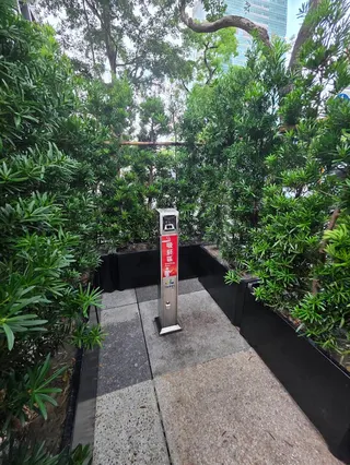 北市衛生局27日表示，未來將以設置負壓式、綠籬式吸菸區為主。圖為信義區的綠籬式吸菸區。（中央社）
