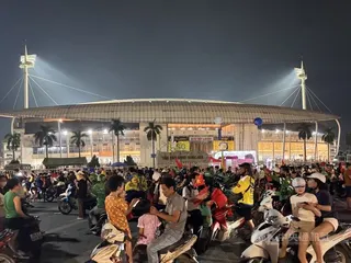 26日晚間，越南與泰國短兵相接，在越南河內美亭國家體育場進行東協足球錦標賽決賽第二戰。即使沒有大螢幕轉播，也聚集不少群眾，只為親臨感受比賽氛圍。中央社記者曾婷瑄河內攝　115年8月27日