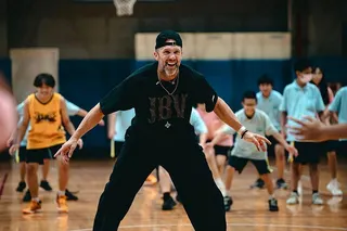 具多年NBA執教經驗的投籃教練哈靈頓，帶領學子進行手指發力、防守腳步等籃球基本功...
