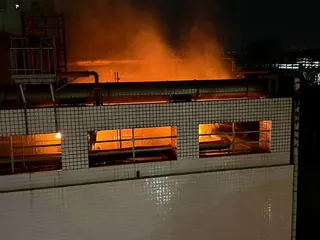 晶圓代工廠世界先進晶圓三廠昨深夜驚傳火警。(桃園市消防局提供)